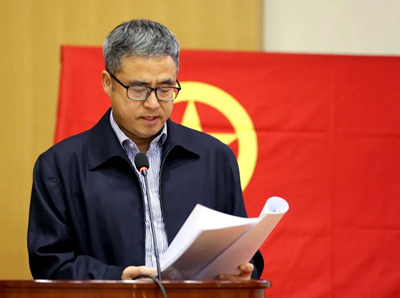公司黨委委員、副總經(jīng)理、總工程師曹堅宣讀表彰決定.jpg